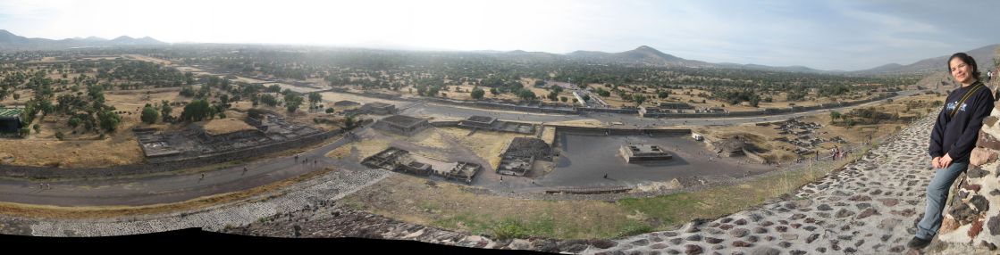 IMG_3323-IMG_3333_view_from_the_Pyramid_of_the_Sun_y_Cynthia