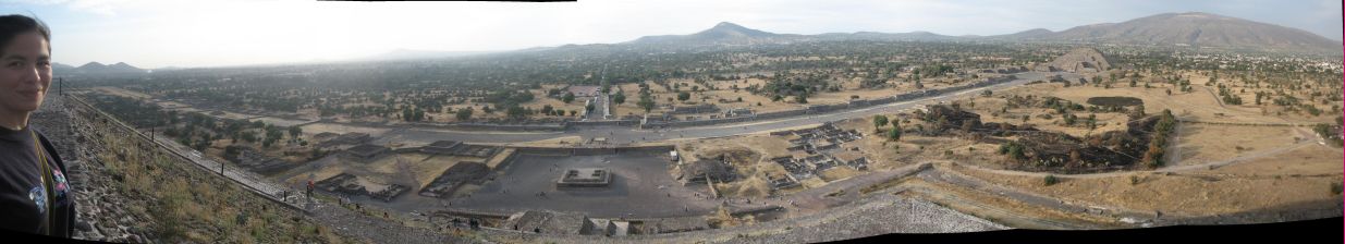 IMG_3343-IMG_3350_view_from_the_Pyramid_of_the_Sun_y_Cynthia
